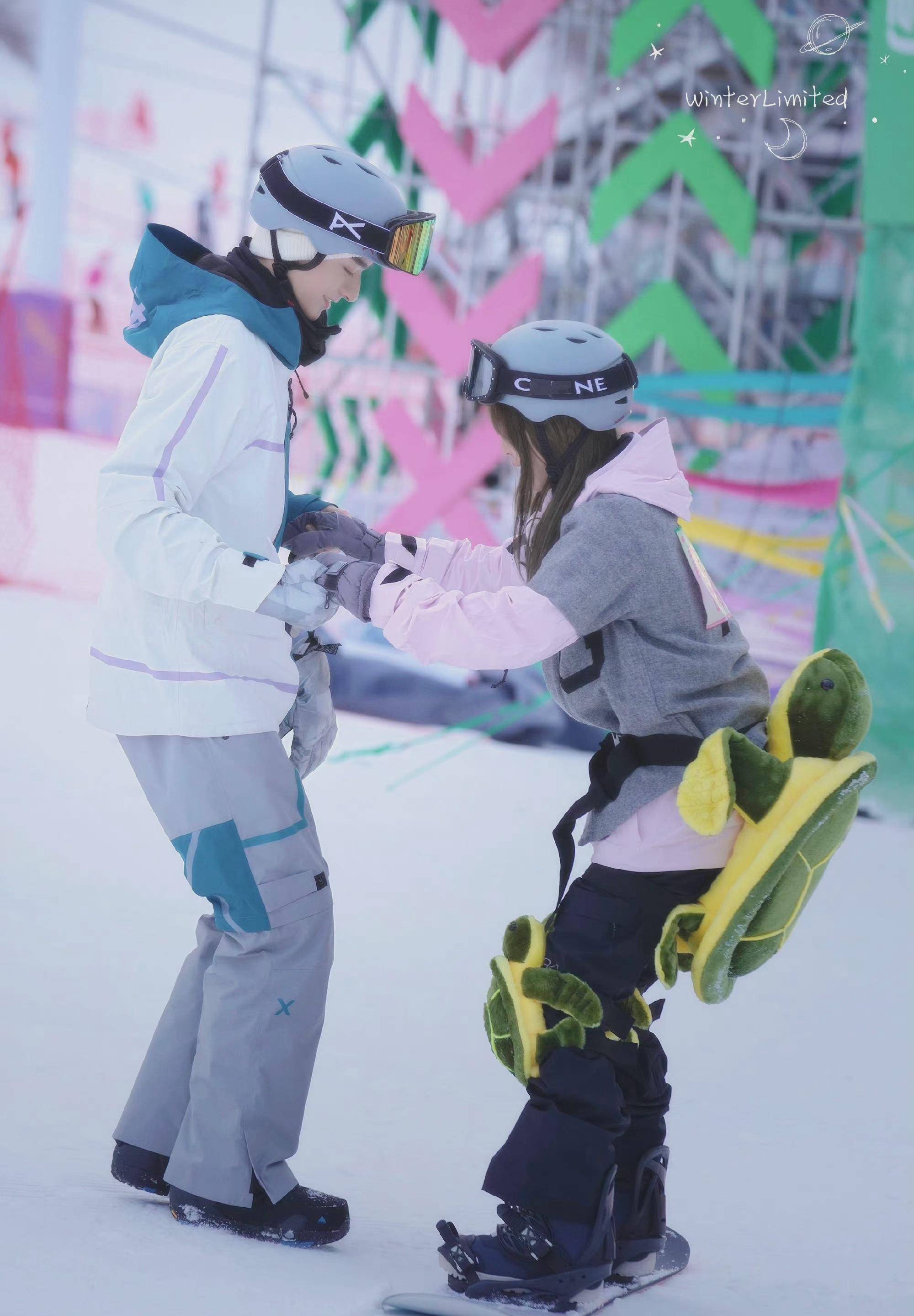虞书欣一起合作过综艺超有趣滑雪大会》,就是滑雪题材,两位可爱的互动