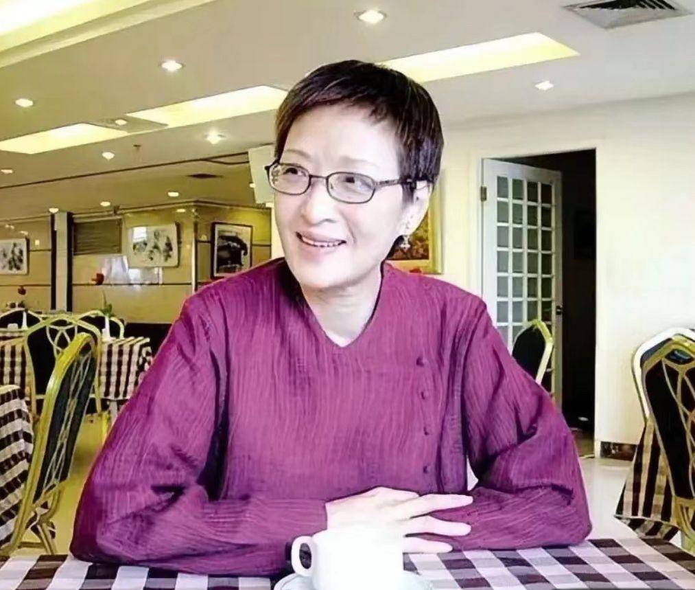 70岁胡因梦亲自示范:女人老了留短发穿新中式,老了也优雅_女性_年龄