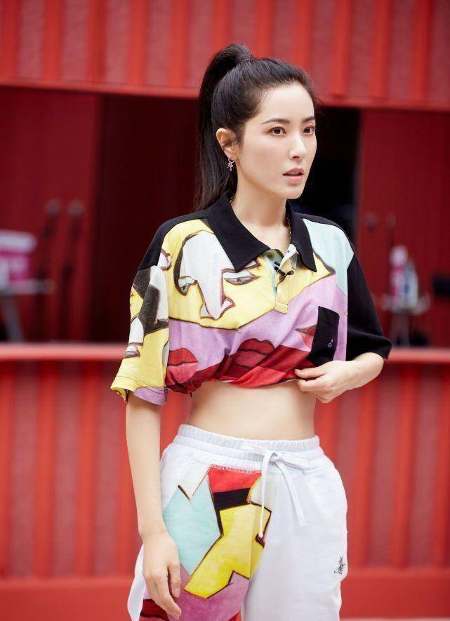 秦海璐说曾黎是学校里公认的最漂亮的女孩,保剑峰说她是200年才出现
