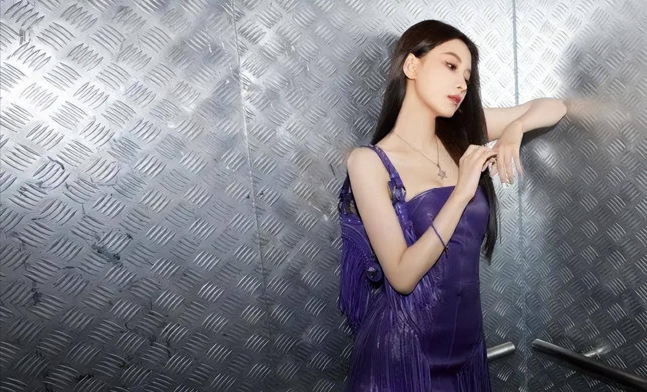 孙怡穿着露背皮衣优雅走红毯_时尚_人们_造型