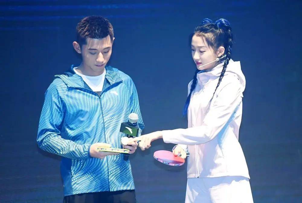 张继科和大美女关晓彤的亲密合照,关晓彤和张继科一起打球哦