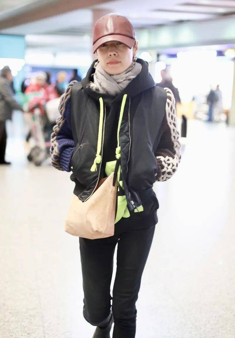 干巴巴穿着皮裙身材老气,双手放在腰上太俗气了_时尚_造型_魅力