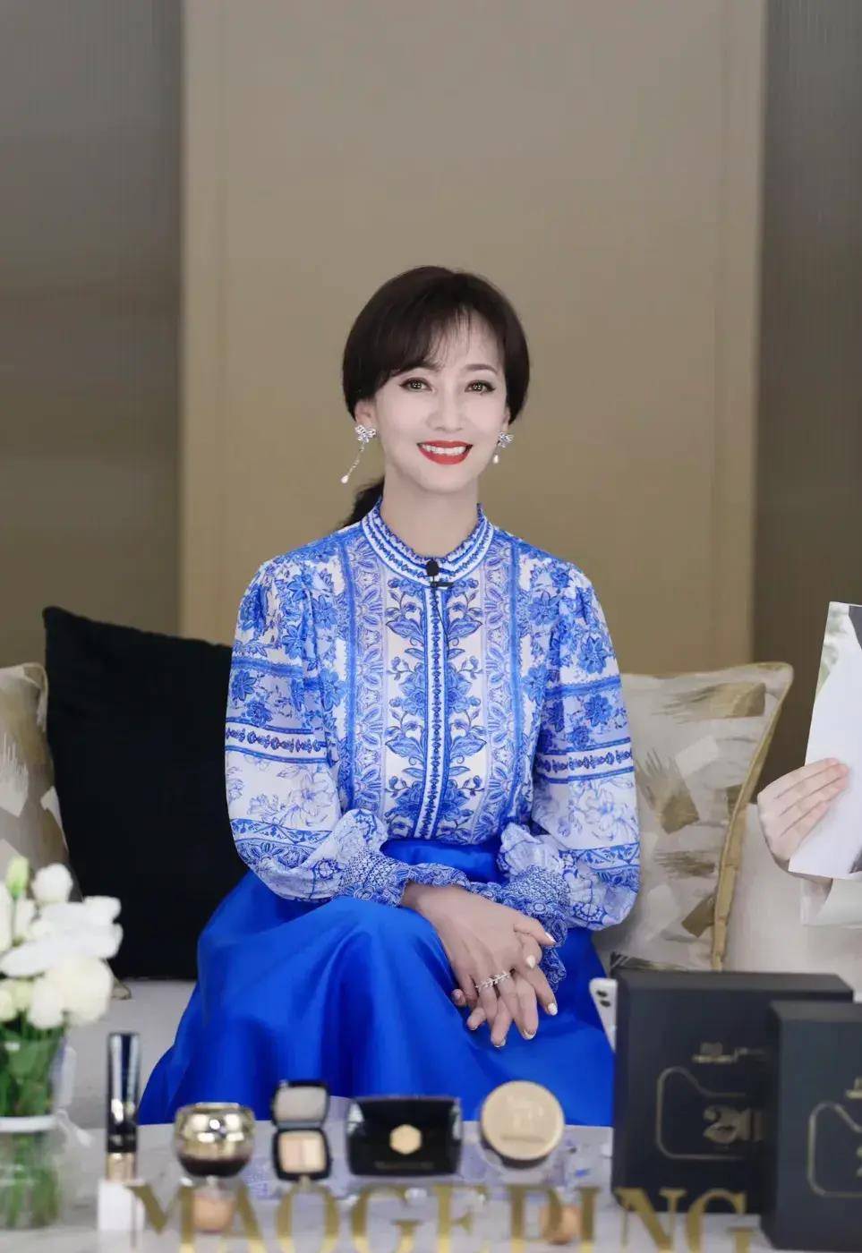 赵雅芝是真正的名媛:他穿着极简但独特且有品位的衣服,真漂亮,69岁了