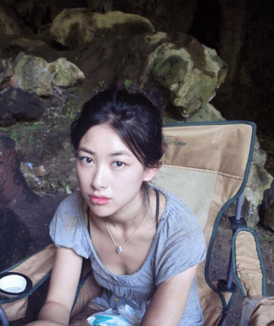 朱珠小时候受到大家的喜爱.大家都很喜欢她,给了她充足的物质生活.