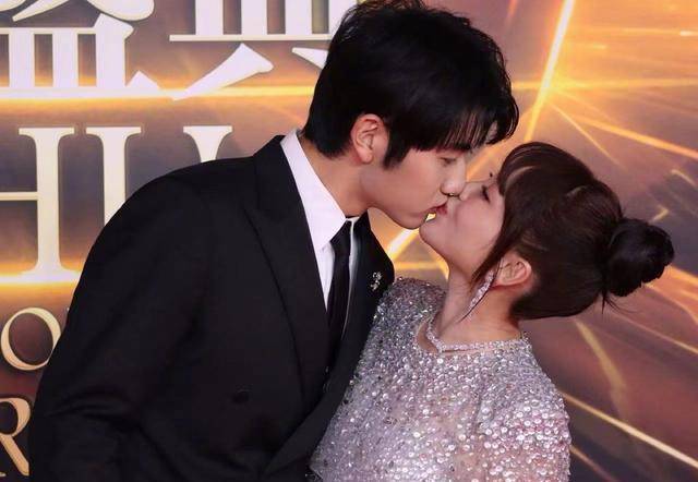 身材婀娜多姿,曼妙曲线呼之欲出,大秀美背,像一条闪亮的美人鱼.