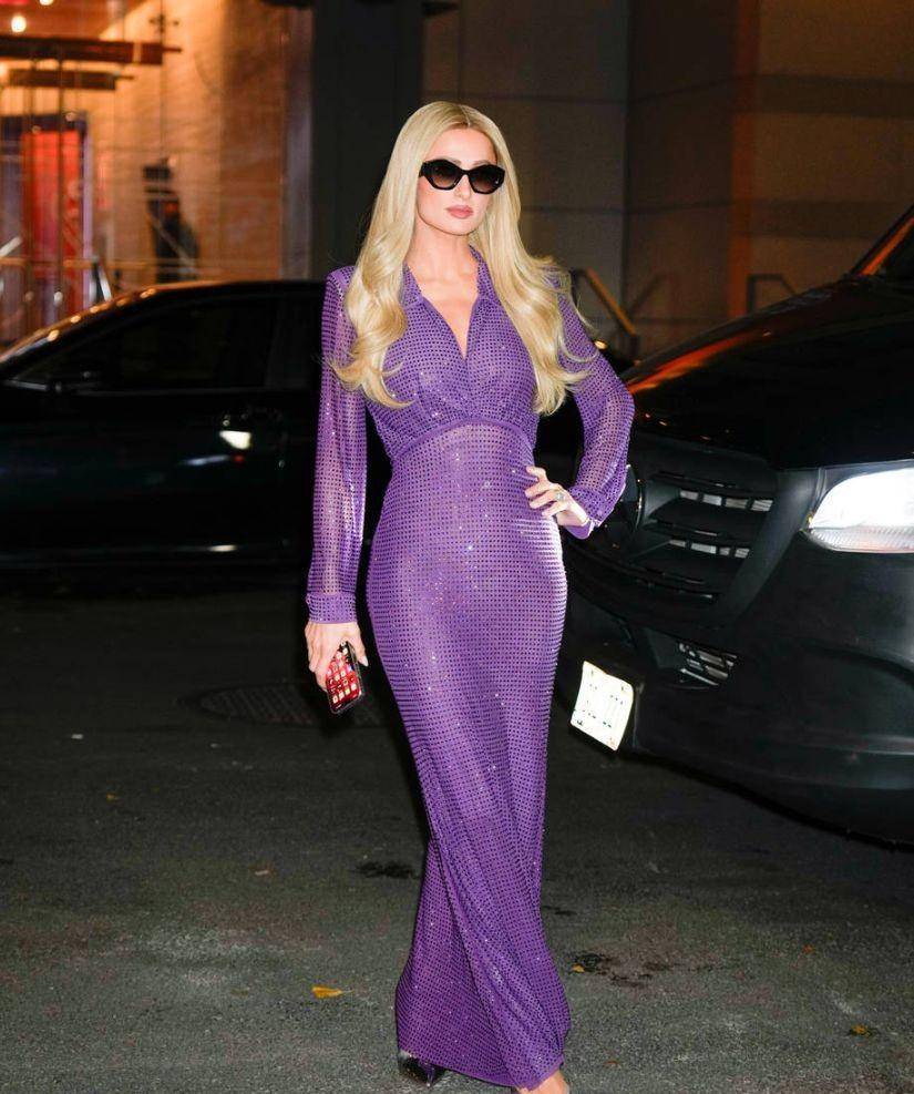 帕丽斯·希尔顿身穿紫色亮片连衣裙,走路优雅迷人