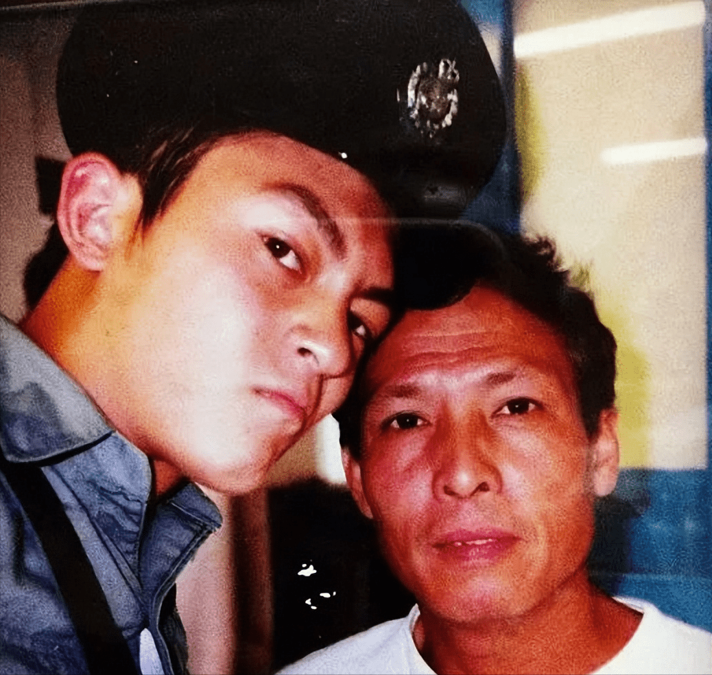 "艳照门"事件另一当事人去世,陈冠希:我把他当父亲_谢立翘_照片_电脑