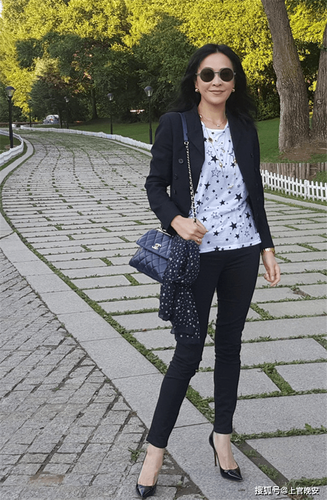 梁朝伟和刘嘉玲一个穿棉裤一个秀美腿太搞笑,刘嘉玲是个"腿精"