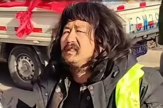 最美拾荒者胡雷,他双腿残疾,却捐出5万多元救灾物资_他用_什么_奶奶