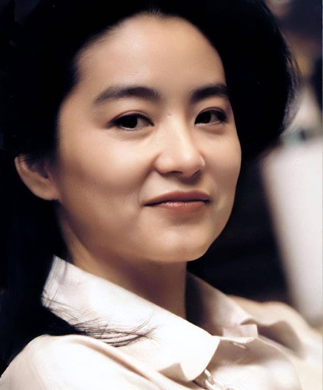 "潇洒贵妇"林青霞:18个佣人10只看门狗,厨师仅4年满头白发?