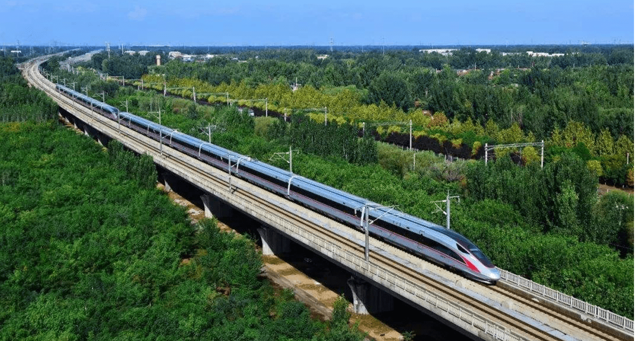 紧邻关中公共交通枢纽(轻轨站与客运站),近距离已开建西法城际铁路