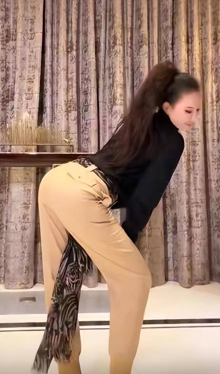 酒后激情热舞47岁也火辣,动作婀娜蜜桃臀太惊艳_身材_气质_黑色