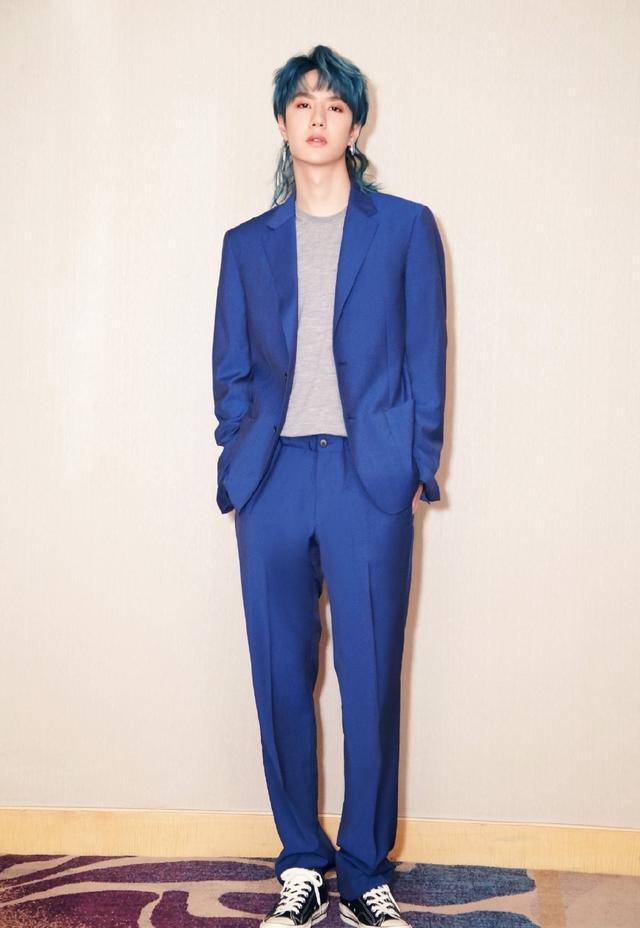 "洛阳腿精"王一博,穿上西装裤也太帅了,这满脸的乖巧我爱了_黑色_白色