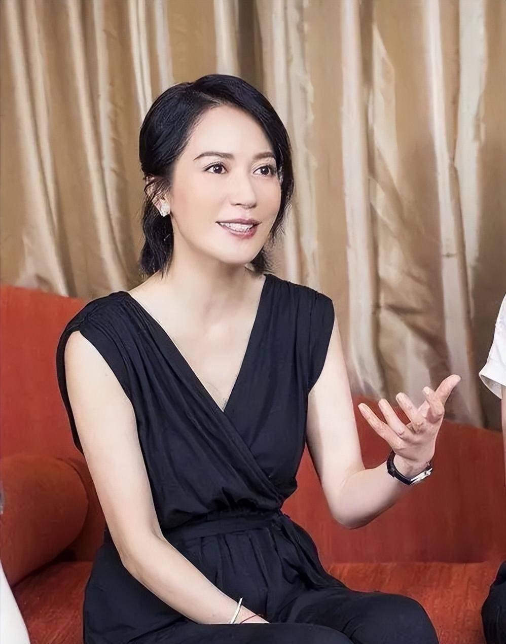 52岁俞飞鸿真是优雅到骨子里:裙不上膝,色不过三,美得高级得体_着装