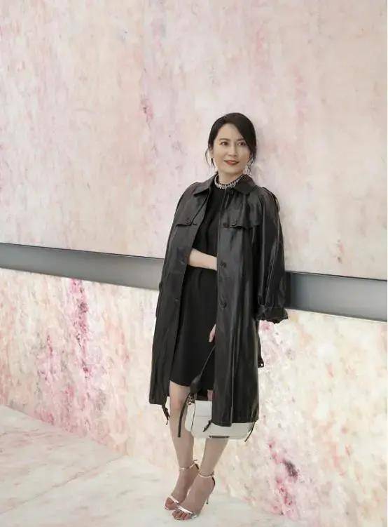 52岁俞飞鸿真是优雅到骨子里:裙不上膝,色不过三,美得高级得体_着装