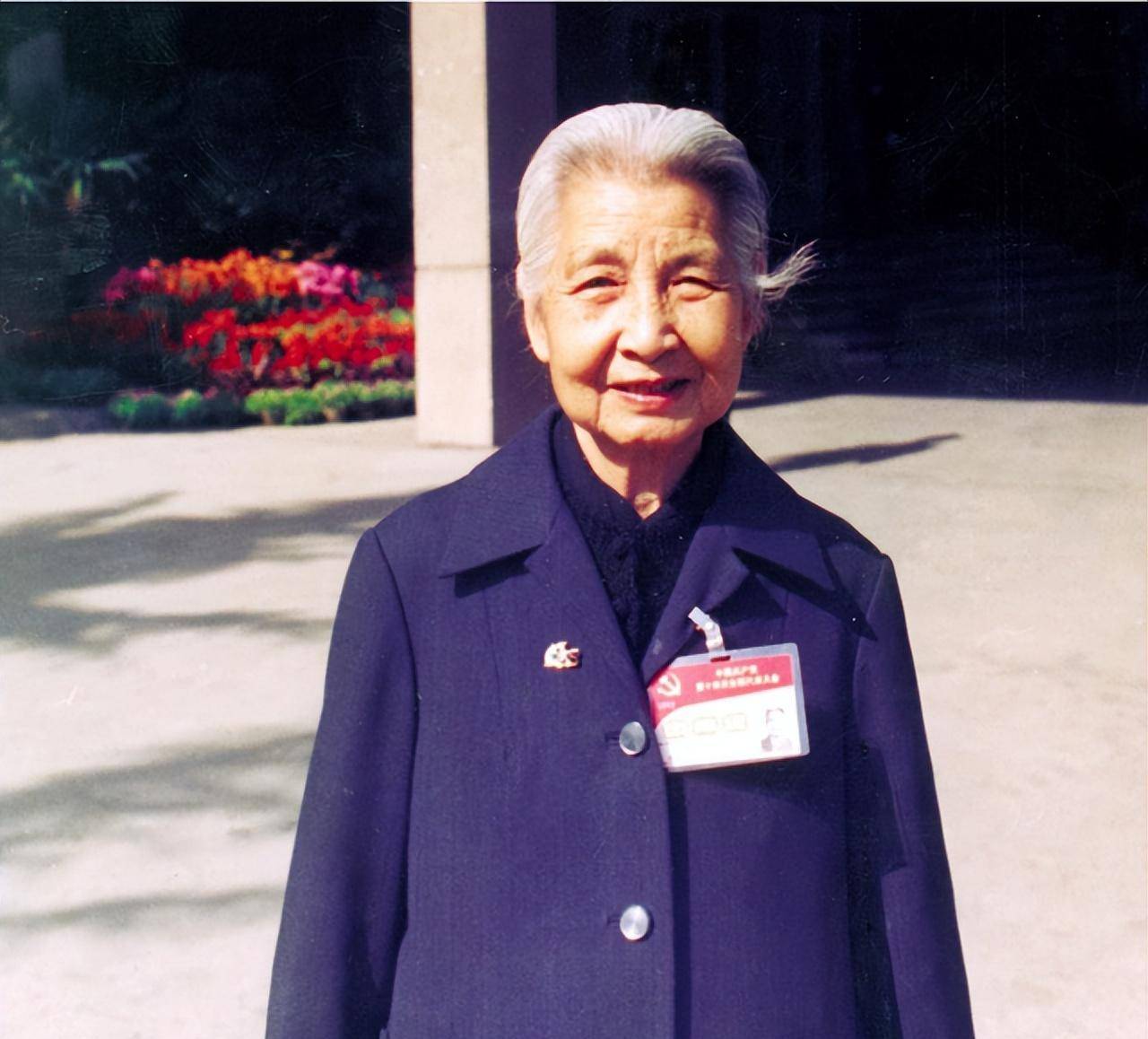 革命女战士曾志,生四子,送人三子,与子相认时让人心碎不已_女孩子