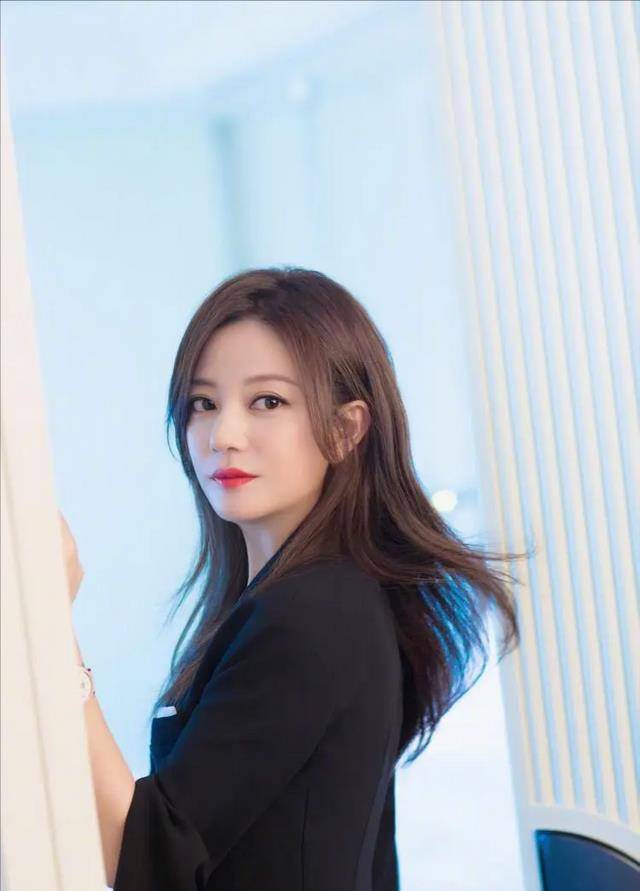 47岁赵薇复出失败?新剧播出"不见脸"被蒋欣代替,她真的凉了?