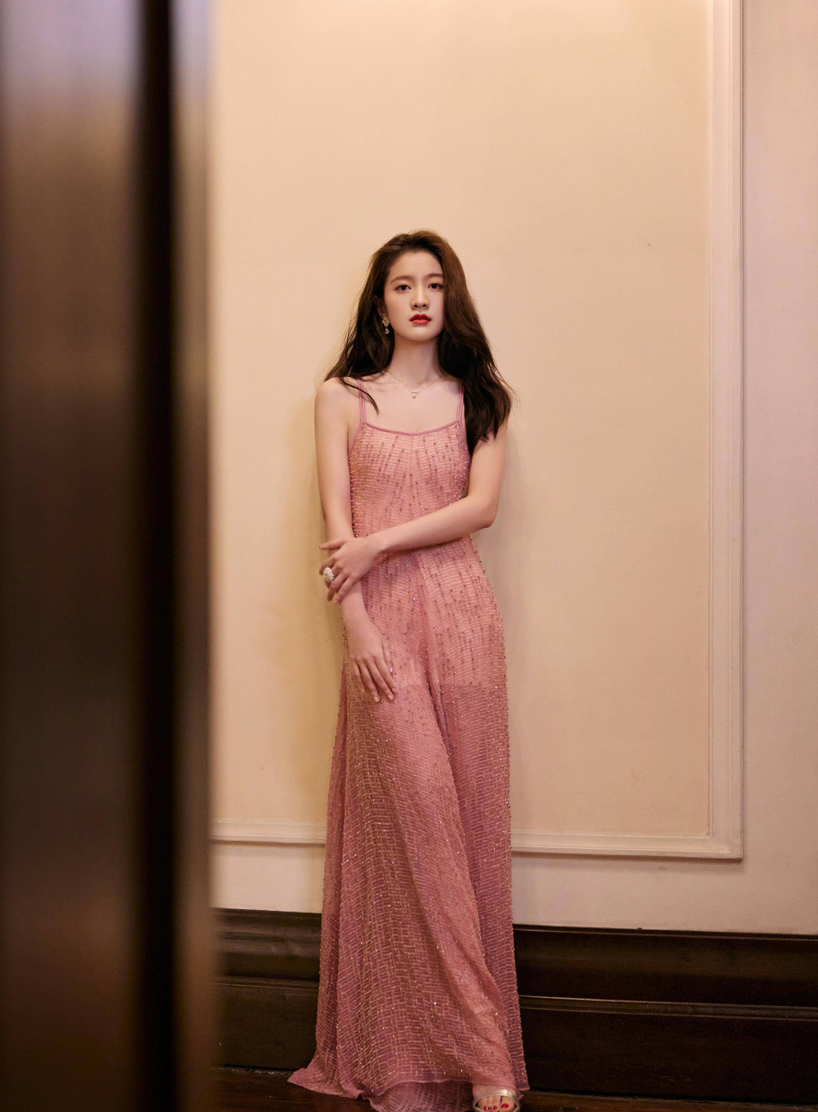 张雪迎粉色连衣裙见_娱乐_才华_一举一动