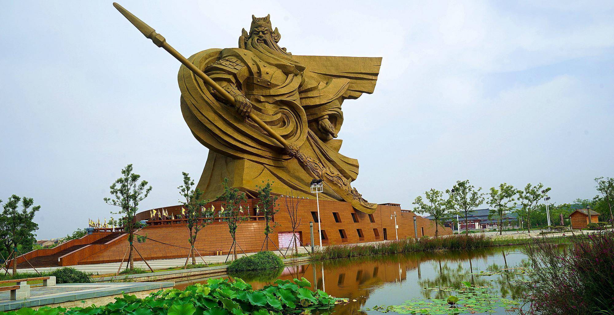 湖北荆州"全球最大关公像"是违建?