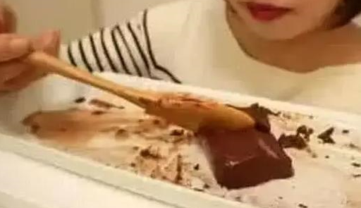 吃货美女扬言要吃6斤重巧克力，当镜头拉近时，网友：自不量力！(图4)