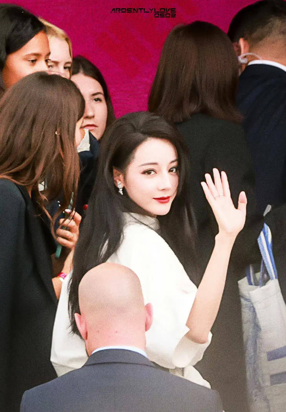 当迪丽热巴与泡菜国女星金智秀"同框"时,我们才发现,美并不局限于风格
