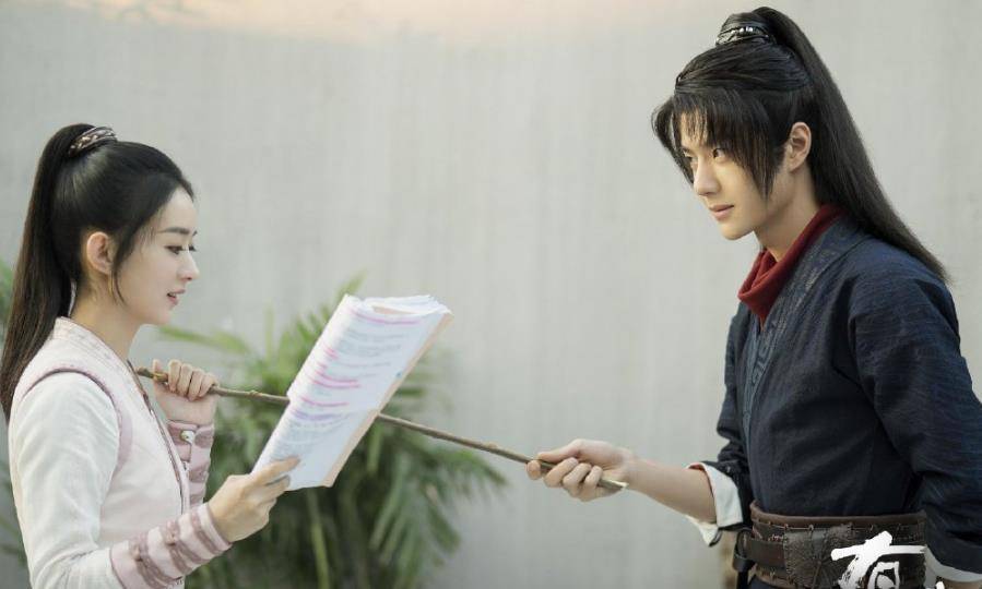 《有翡》赵丽颖换淡黄长裙美到不敢认,王一博看周翡替身自嗨憋笑_剧中