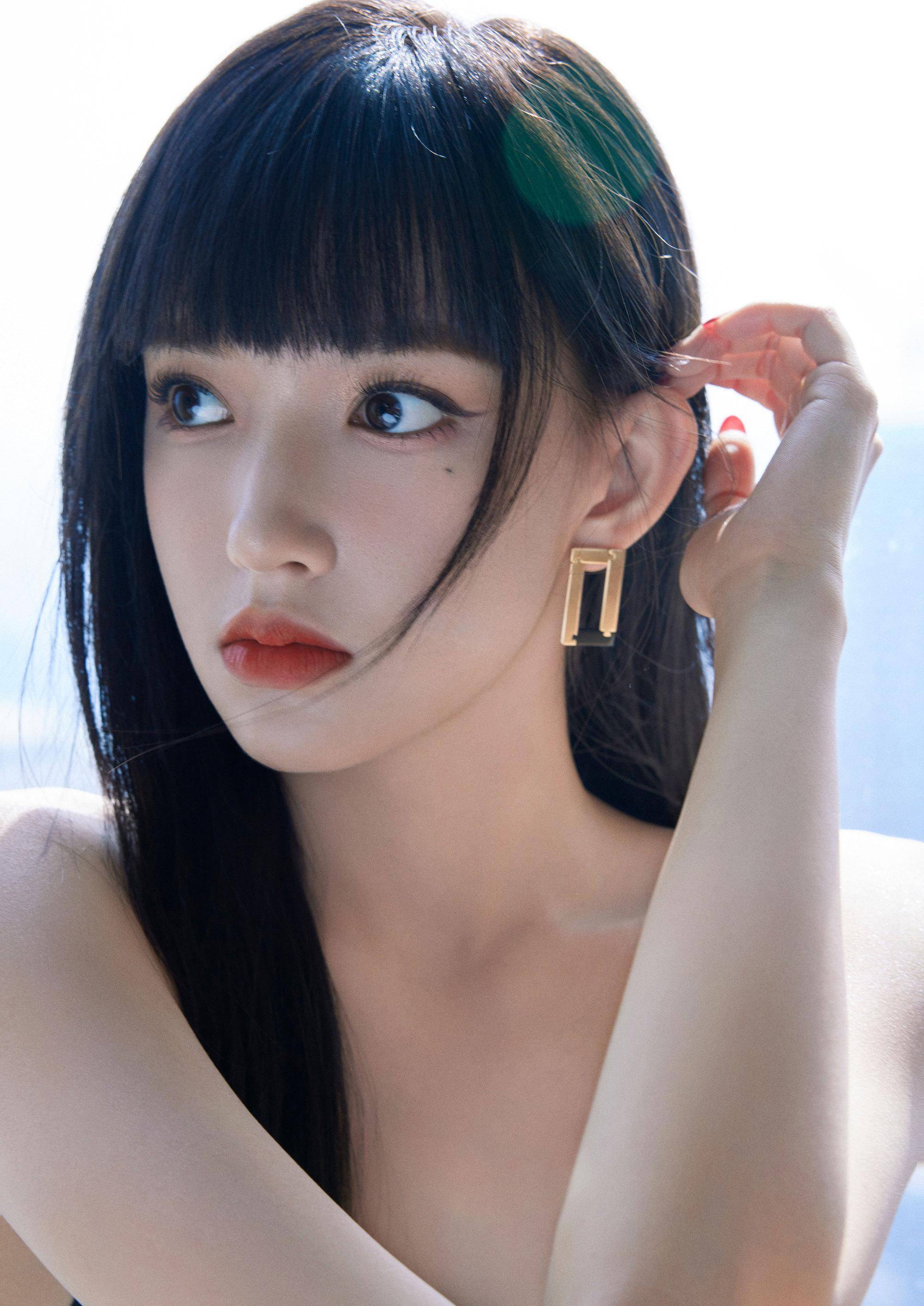 程潇全黑酷炫造型上线,黑色长直刘海,别致,随性,酷又美_时尚_气质