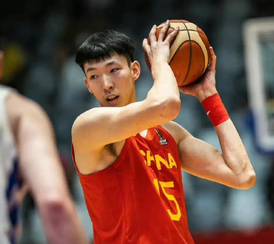 丁彦雨航告别2号,胡明轩感慨今夏,周琦男篮真正一哥_赛季_上海_山东