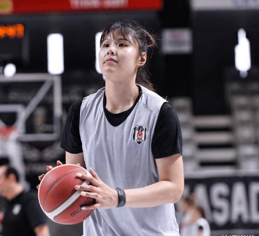 我们女篮中锋成胜负风向标,率队晋级_比赛_李月_贝西克塔斯