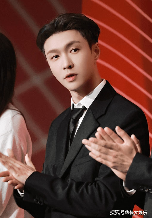 牵手张碧晨在深圳演出,引网友热议_足球_中国_我国