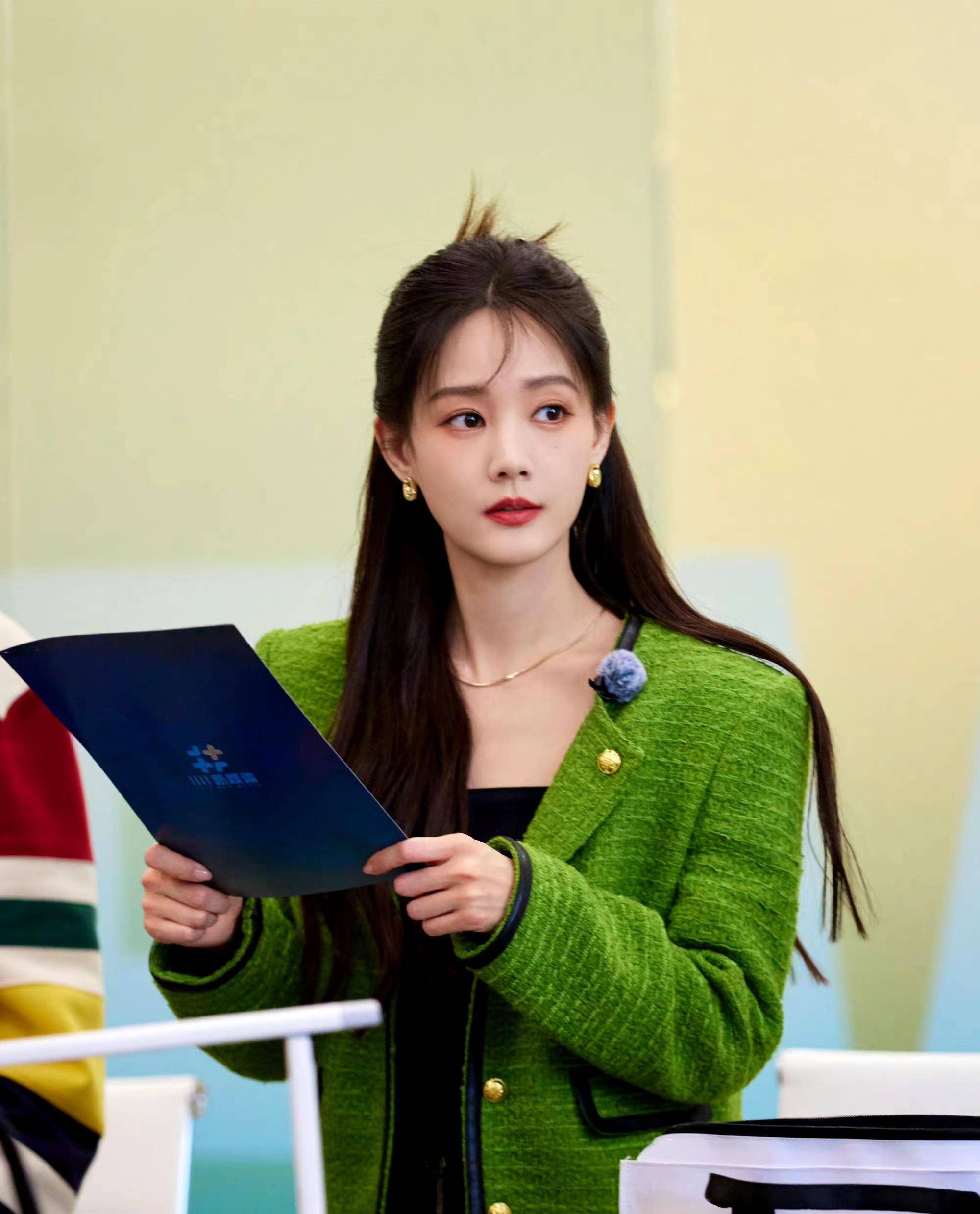 李一桐《女子推理社》风,小香风绿外套黑裤,精致又显高_绿色_显得