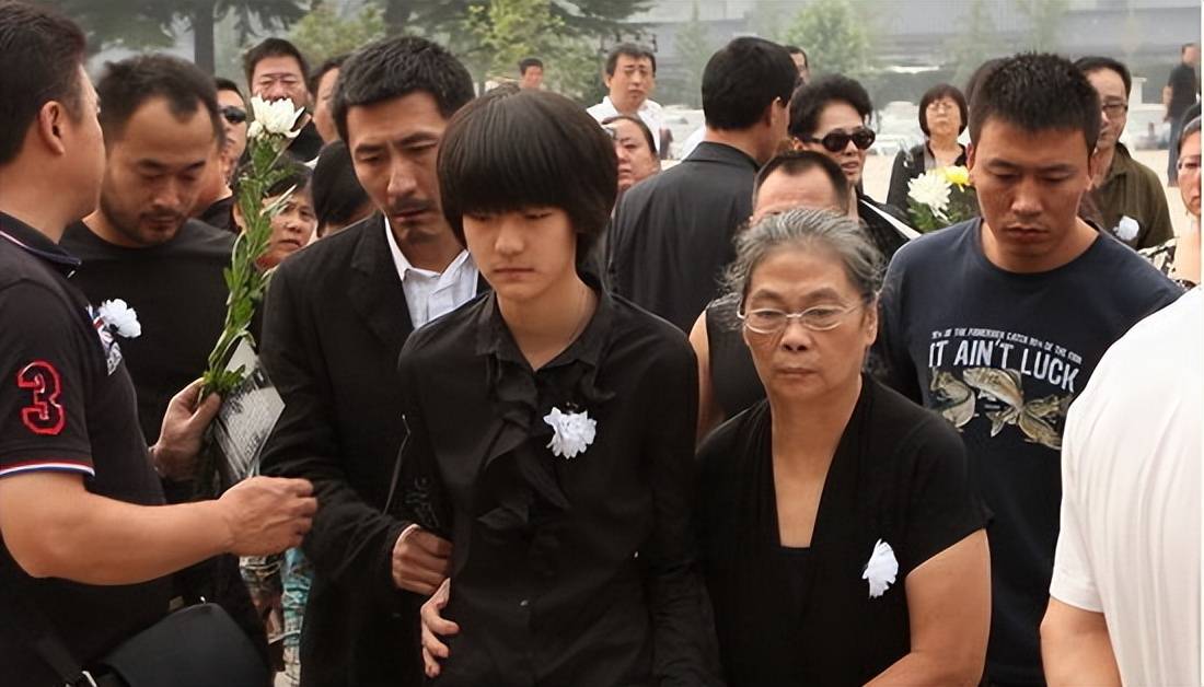 李婷:隐瞒病情独自抗癌9年,葬礼上前夫张子健与女儿哭成泪人_表演