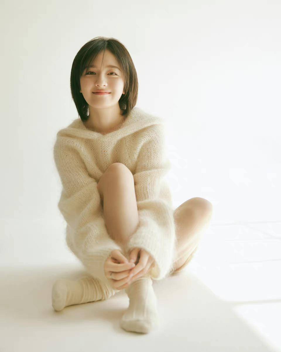 李兰迪新造型好温柔,穿白色毛衣搭配齐肩短发,元气又少女