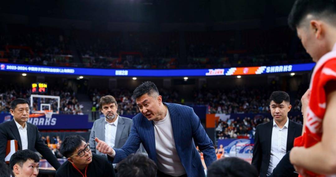 在赛后有媒体记者拍摄到了周琦在经纪人睢冉的搀扶下返回了广东队的