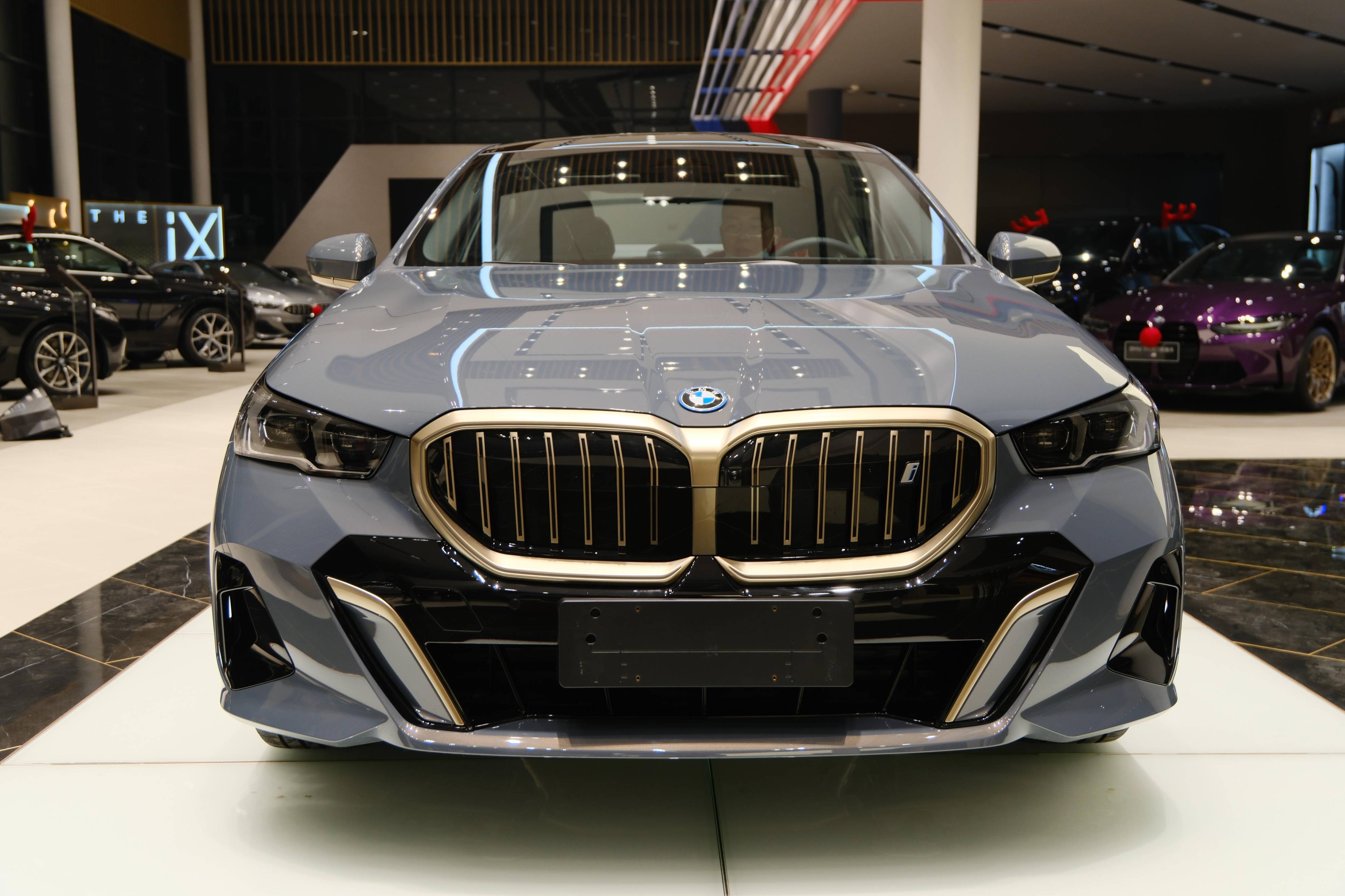 "宝马电动5系"来了,实拍bmw i5,后排悬浮式巨幕亮眼