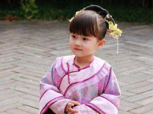 她与张子枫,刘楚恬,张籽沐,谢添一起被评为五位最美童星之一.