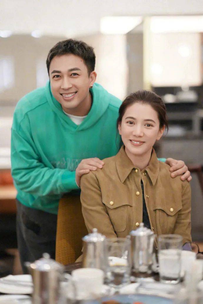 于正与老牌港星合影,p图后犹如年轻小鲜肉,与原图反差甚大_香港_照片