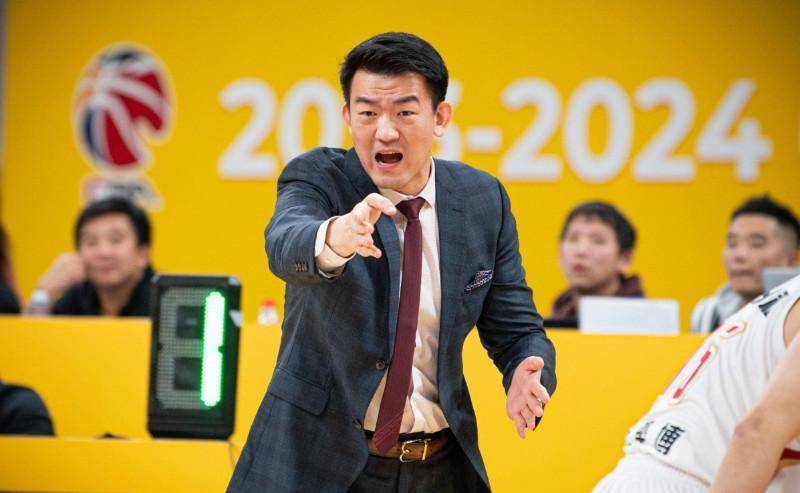 广厦亮出绝世好剑,新疆十连胜危险了,邱彪应对无力_王博_球员_赵岩昊