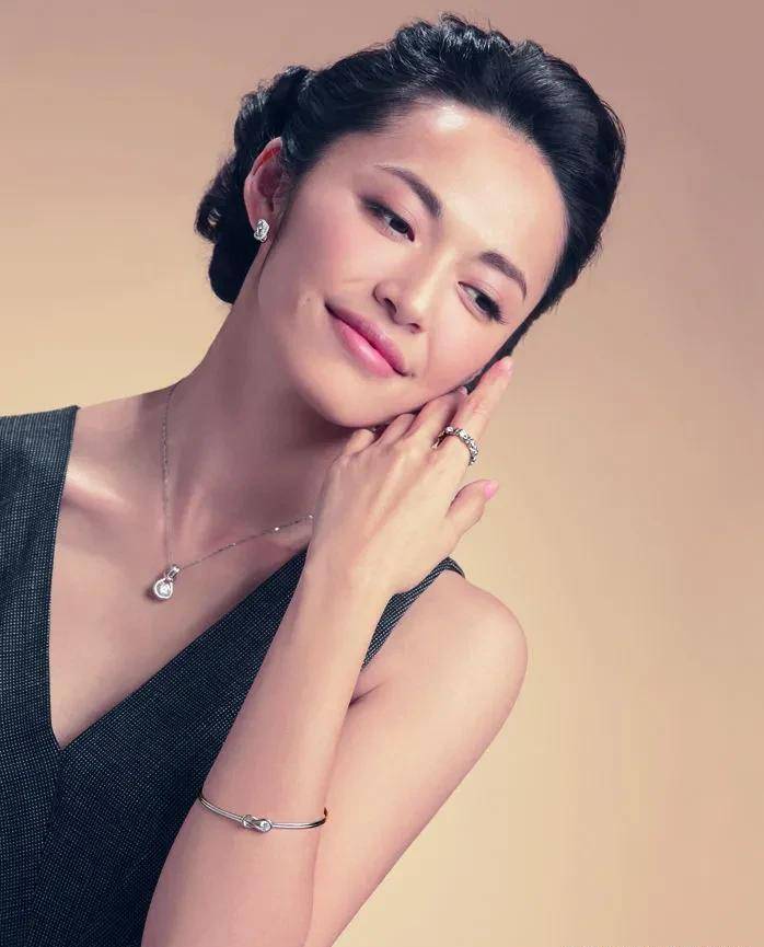 无法想象这样的脸庞如果不配上姚晨式的大嘴巴还有什么看头呢?