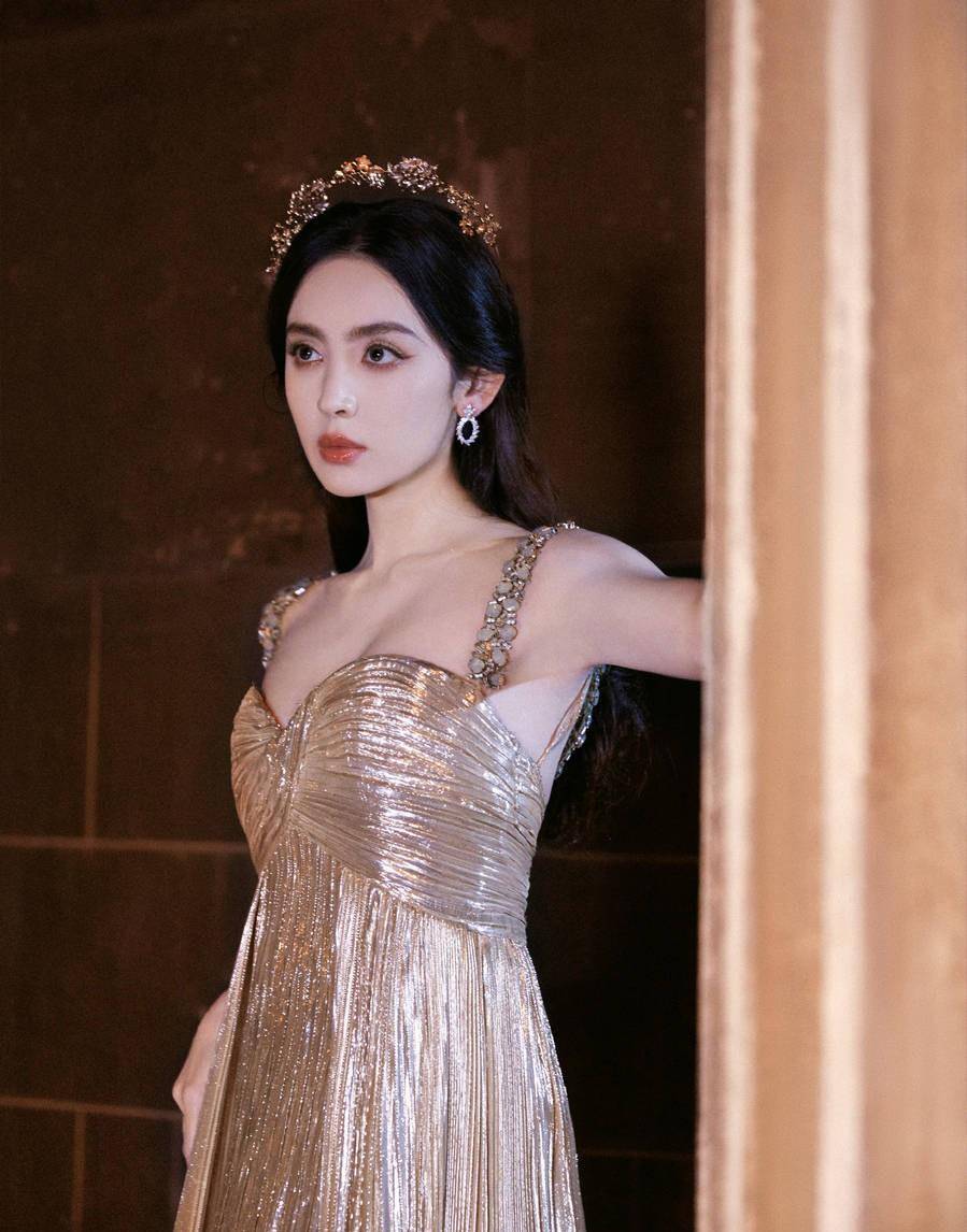 娜扎维纳斯女神的风格,诱人的事业和绝美的美貌_古力娜扎_裙子_镀金