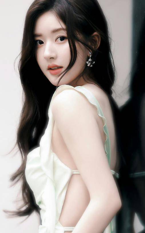 赵露思吊带长裙露美背,胸前丰腴饱满太性感,25岁就这么有女人味