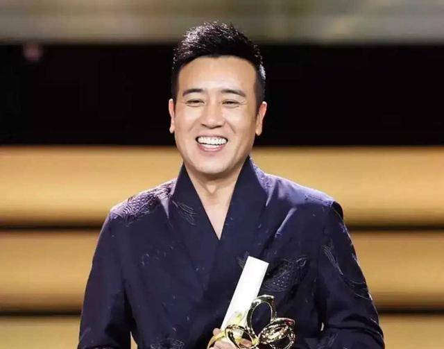 八卦说;于和伟:坐冷板凳7年,成名后不弃糟糠,给8个兄姐每人_明星_成功