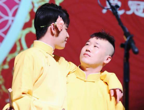前有张云雷戴花登台,后有秦霄贤装傻蹭热度,郭德纲:只要能火
