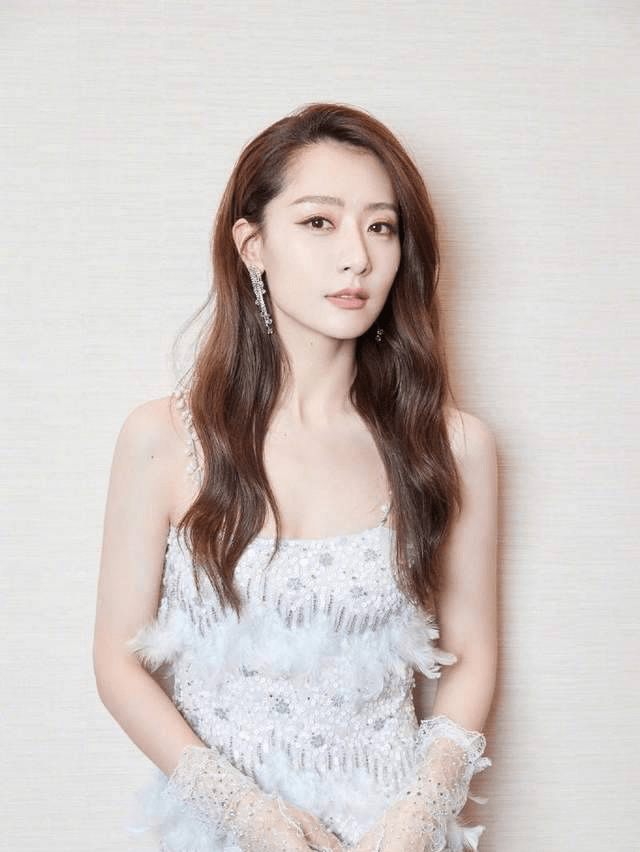 白冰写真大赏,女水蜜桃的绝美身材与才华:如何成为内外兼修的完美女神