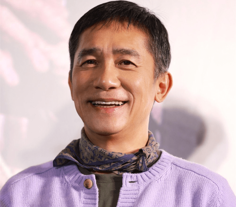 梁朝伟出席首映礼再现封神场面,老婆光着腿_刘嘉玲_穿着_棉裤