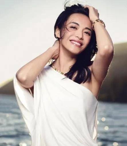 大嘴美女姚晨,笑得激情,张扬而又无所顾忌,简直是肆无忌惮_气质_笑容