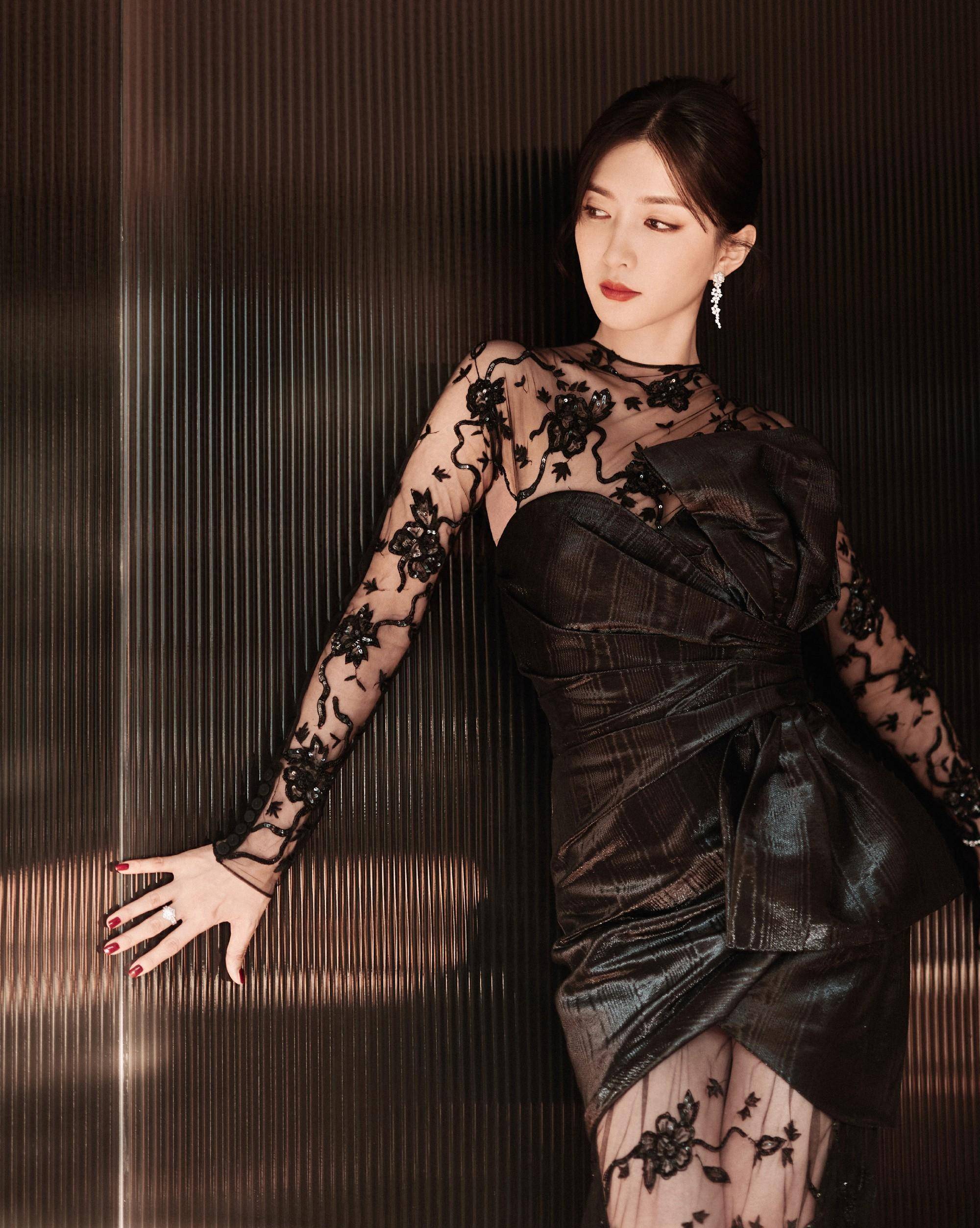 这件黑色连衣裙设计新颖,剪裁精良,将江疏影的完美身材展现得淋漓尽致