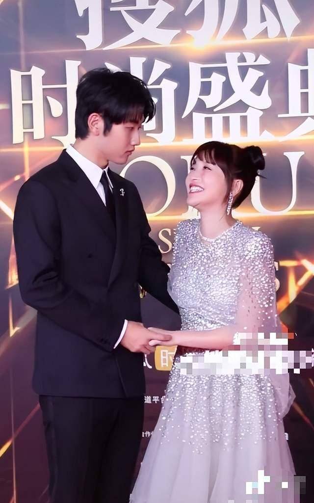 金莎与小男友红毯玩亲嘴,没有祝福遭全网嘲笑,男方反应全是暴击_孙丞