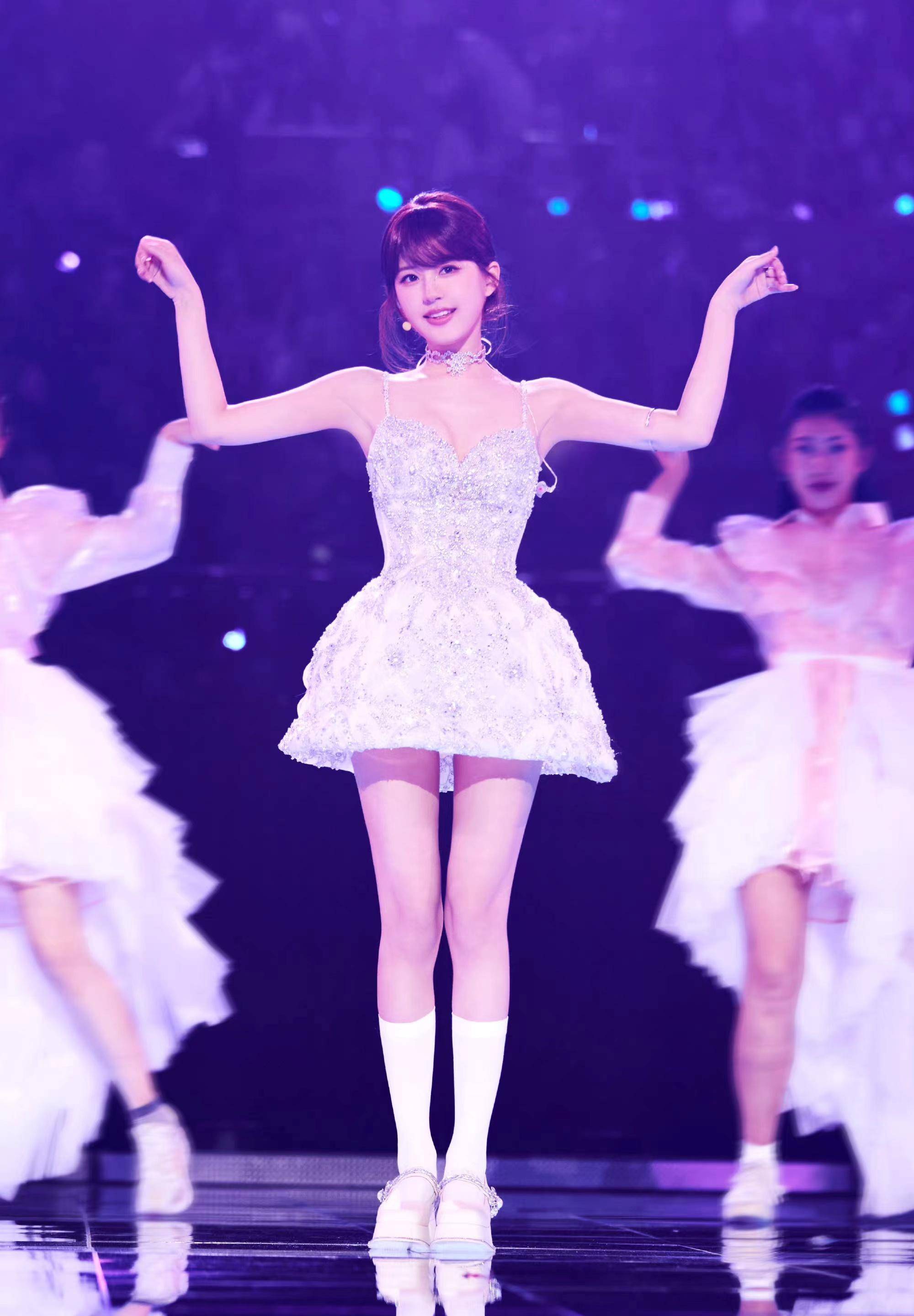 赵露思新舞台造型来了,身穿银色菱形吊袜带裙,灵动俏皮!