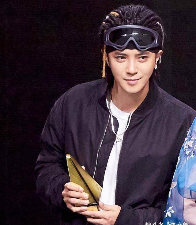 40岁小哥身败名裂,母亲育儿观引争议:一个糊涂妈,毁了一个娃_罗志祥